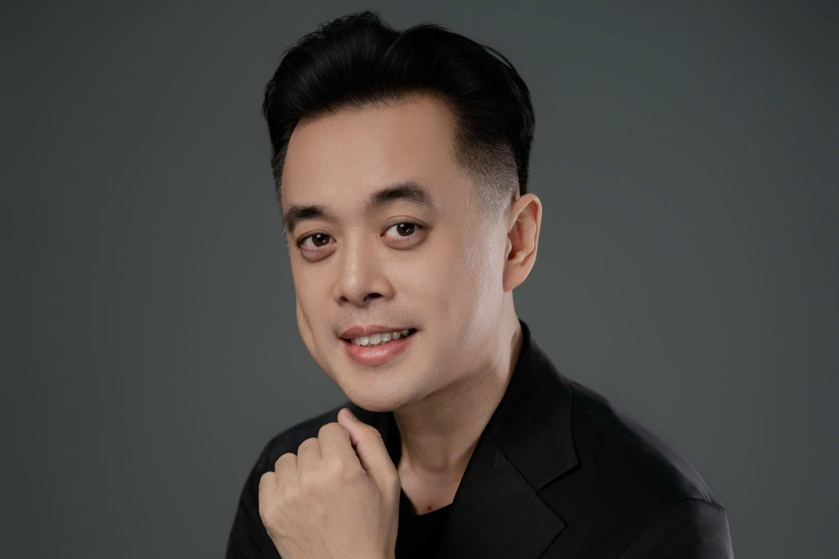 ミュージシャン Duong Khac Linh - 数え切れないほどのヒット曲の作者であり、多くの成功した音楽プロジェクトの背後にいる人物。写真：NVCC.