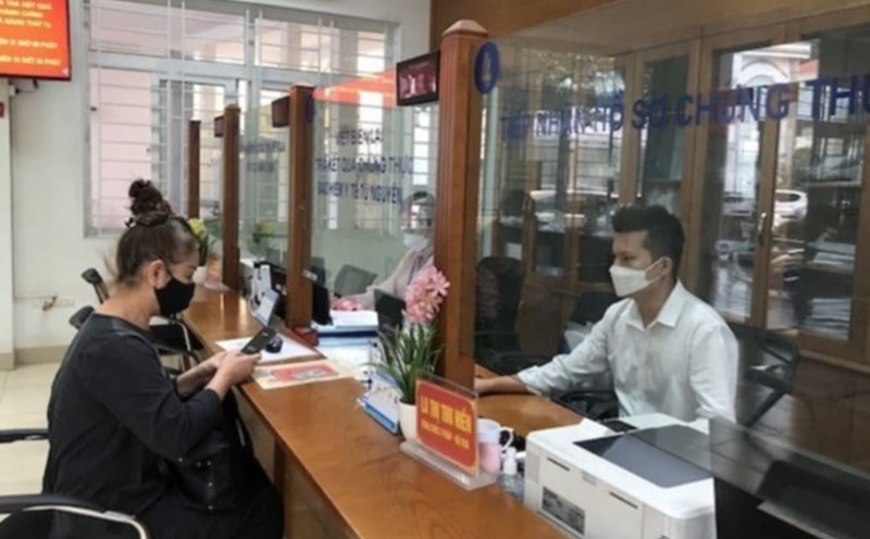 Cadres and civil servants must not evade, degrad, avoid, or push themselves in performing their assigned duties and tasks. Photo: Hanh An