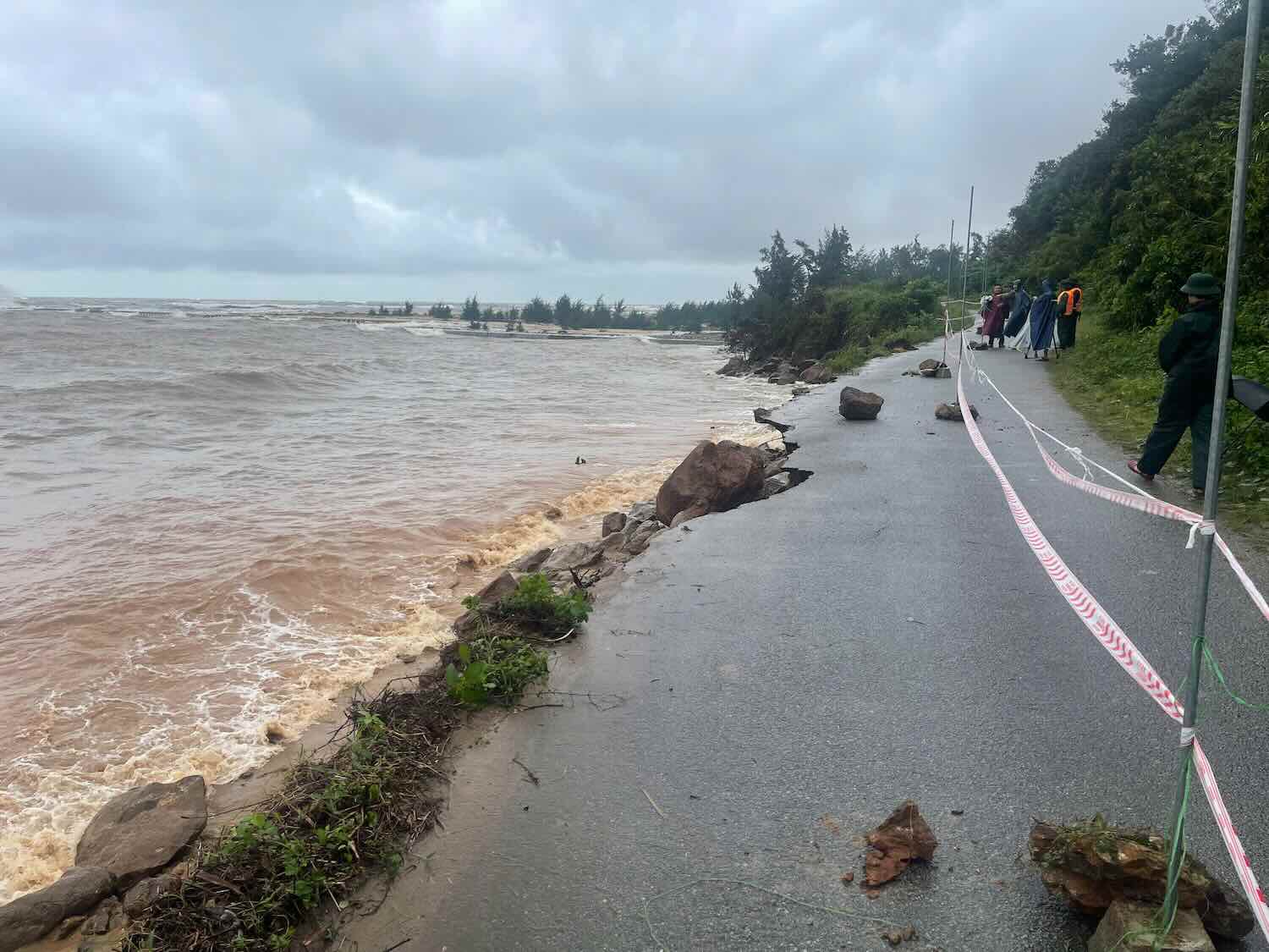 The road to Tan An Hai village (Phu Loc commune) was seriously eroded. Photo: Ngoc Minh