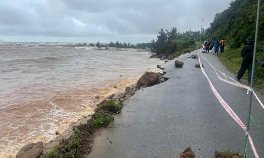 Tuyến đường vào thôn Tân An Hải (xã Phú Lộc) bị sạt lở nghiêm trọng. Ảnh: Ngọc Minh