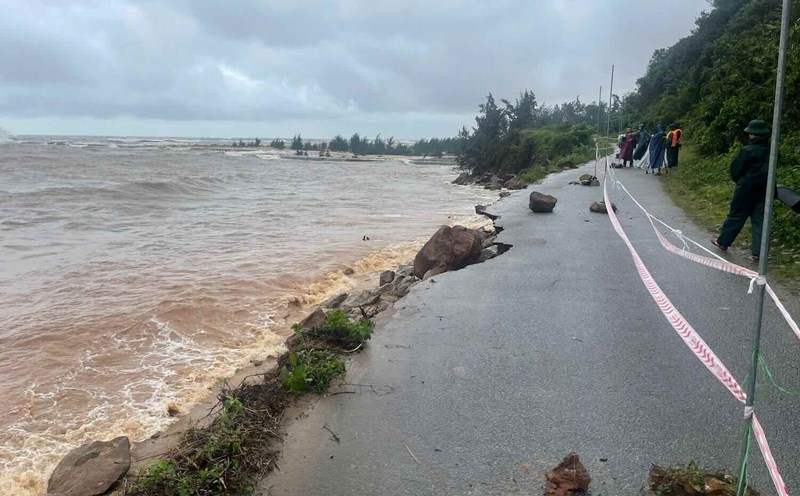 The road to Tan An Hai village (Phu Loc commune) was seriously eroded. Photo: Ngoc Minh