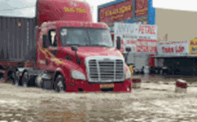 Some roads in Vinh Long province are flooded, making it difficult to travel and transport goods. Photo: Hoang Loc
