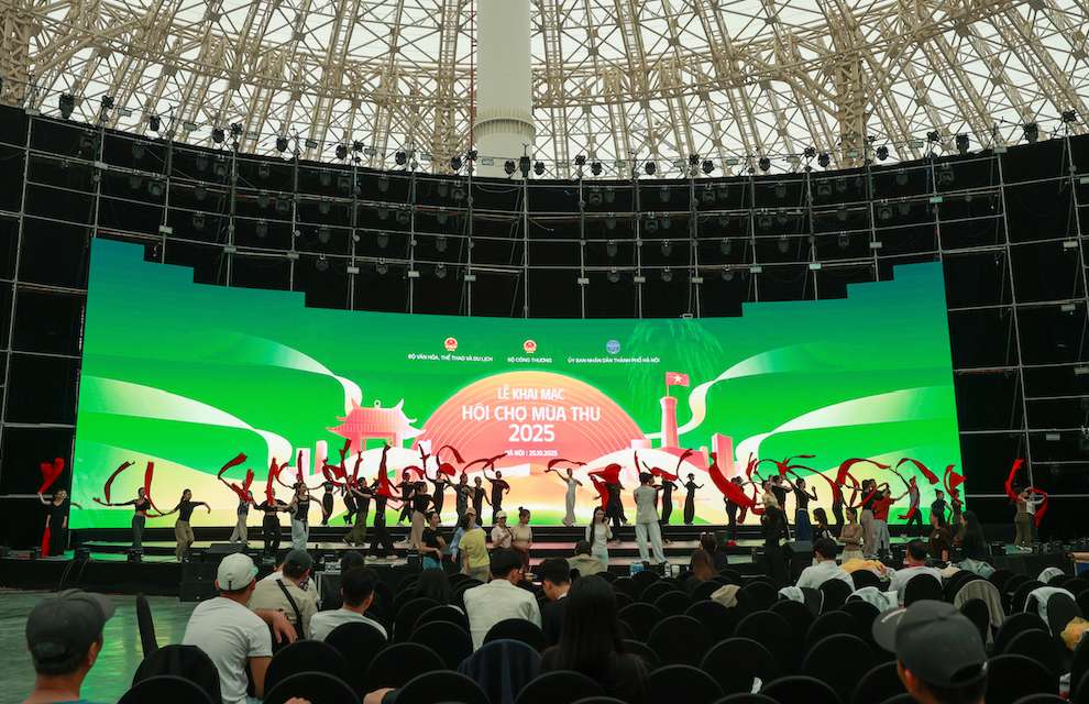 개막식을 위한 활기찬 분위기를 선사하기 위해 예술단들이 환영 예술 공연을 서둘러 연습하고 있습니다. 사진: 하이 응우옌