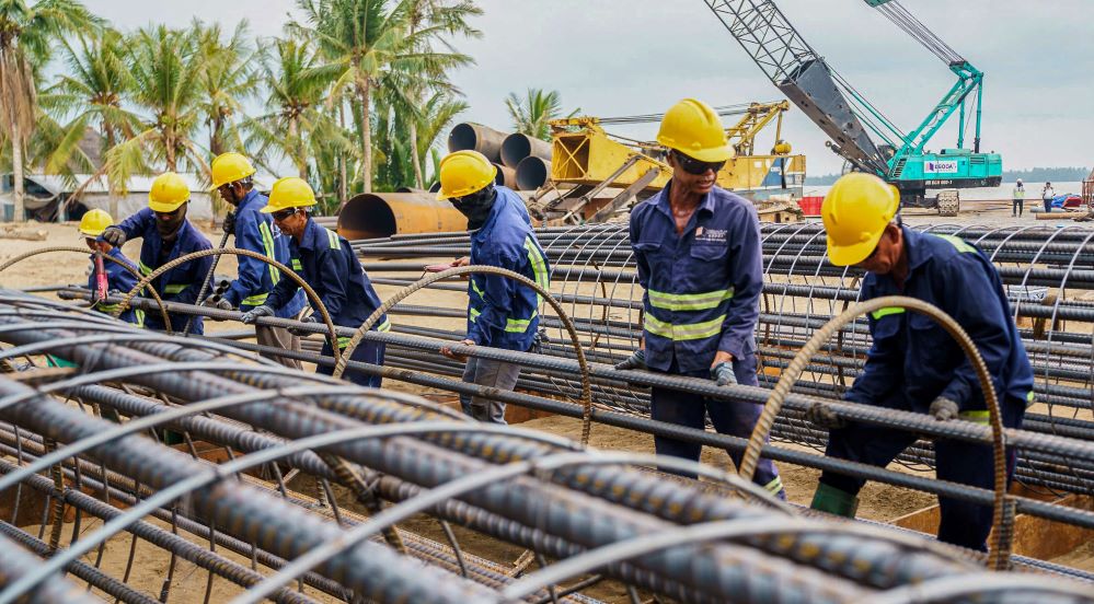 ダイ・ガイ橋を建設する労働者 1. 写真: Phuong Anh