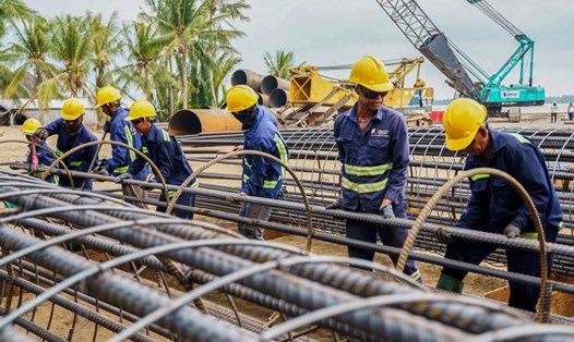 Công nhân thi công Cầu Đại Ngãi 1. Ảnh: Phương Anh