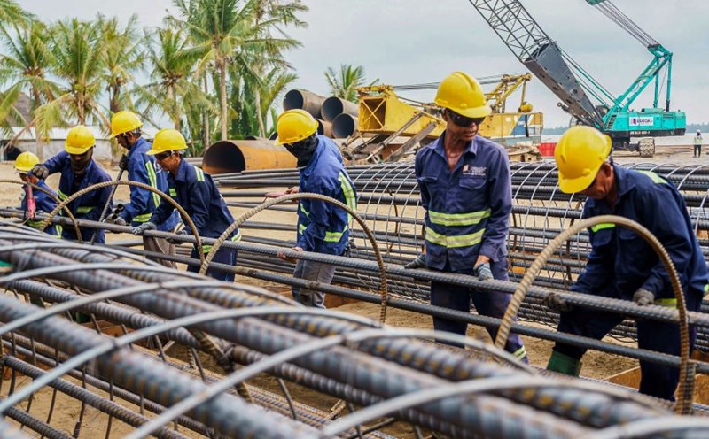 Workers constructing Dai Ngai 1 Bridge. Photo: Phuong Anh