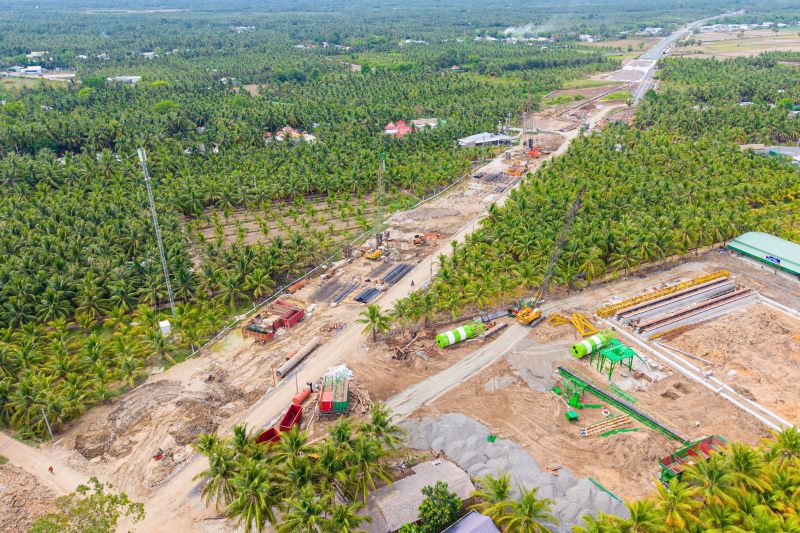 Thi cong phan duong dan dau cau Dai Ngai 1. Anh: Phuong Anh
