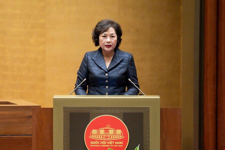 Governor of the State Bank of Vietnam Nguyen Thi Hong presented the draft Law on Deposit Insurance (amended). Photo: Quochoi.vn