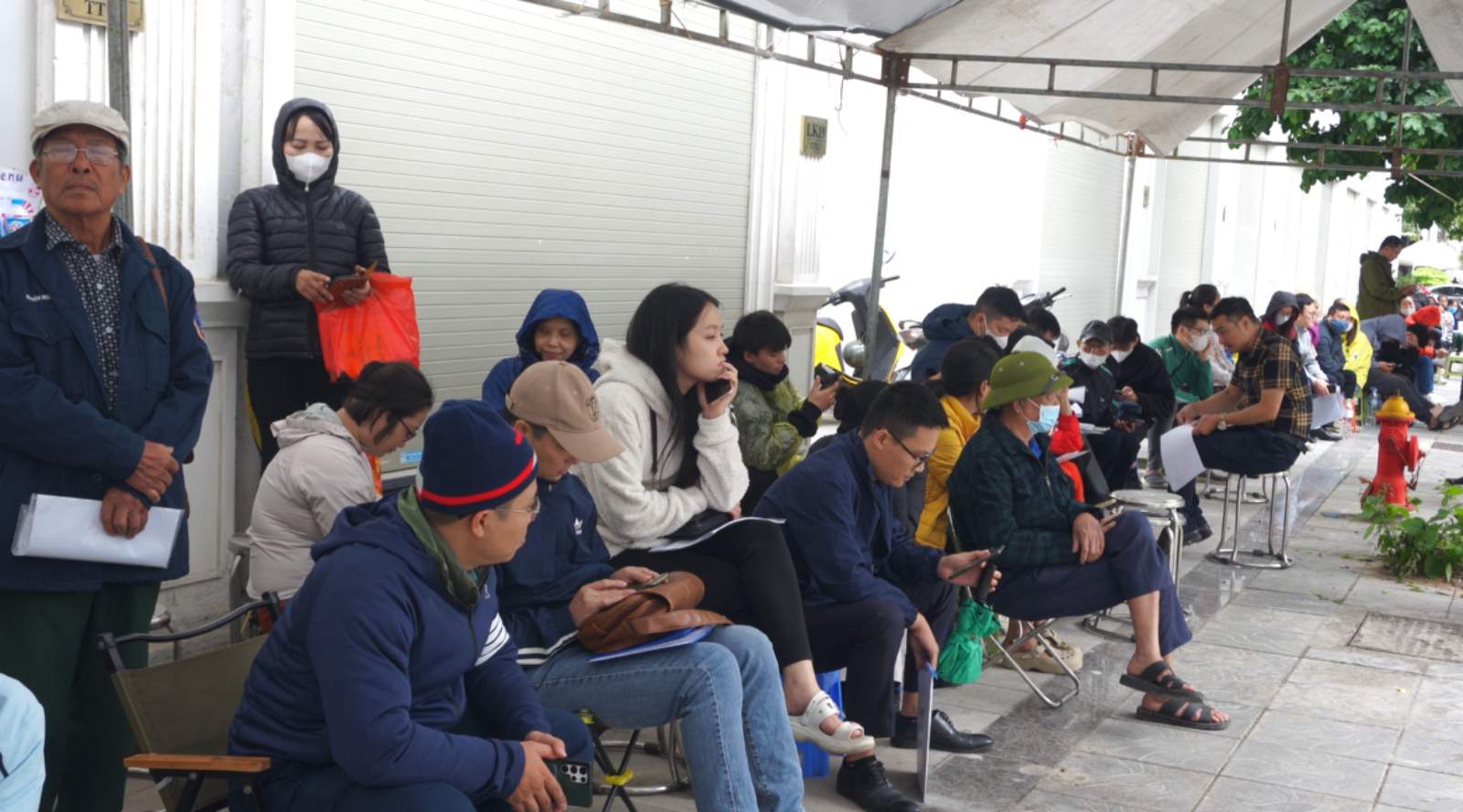 People take a day off from work, queue up from 3am to submit documents to buy social housing in Dong Anh