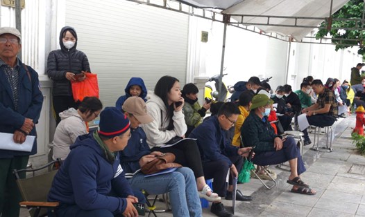 Người dân nghỉ làm, xếp hàng từ 3h sáng nộp hồ sơ mua nhà ở xã hội tại Đông Anh