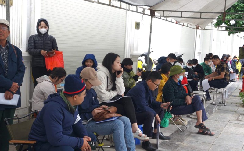 People take a day off from work, queue up from 3am to submit documents to buy social housing in Dong Anh