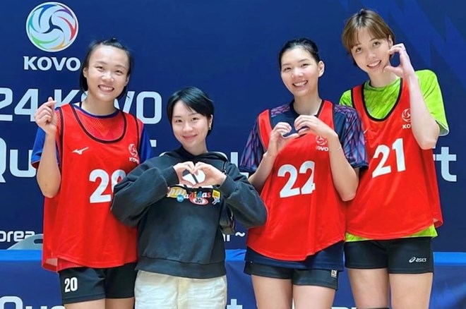 미들 블로커 리 티 루옌(오른쪽 맨 끝)이 다가오는 몽골에서 배구 경기를 펼칠 예정입니다. 사진: 베트남 배구