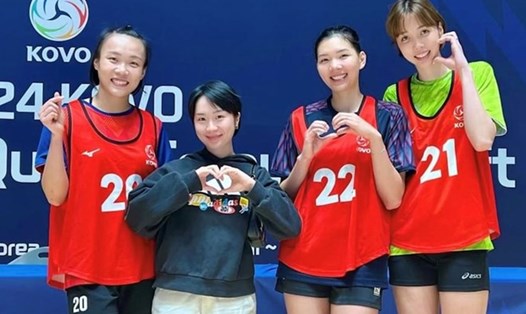 Phụ công Lý Thị Luyến (ngoài cùng bên phải) sẽ thi đấu bóng chuyền tại Mông Cổ tới đây. Ảnh: Bóng chuyền VN
