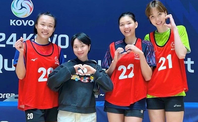 Blocker Ly Thi Luyen (far right) will compete volleyball in Mongolia. Photo: VN Volleyball