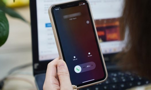 Cảnh báo thủ đoạn giả danh người quen để lừa chuyển tiền qua điện thoại. Ảnh: Hữu Chánh
