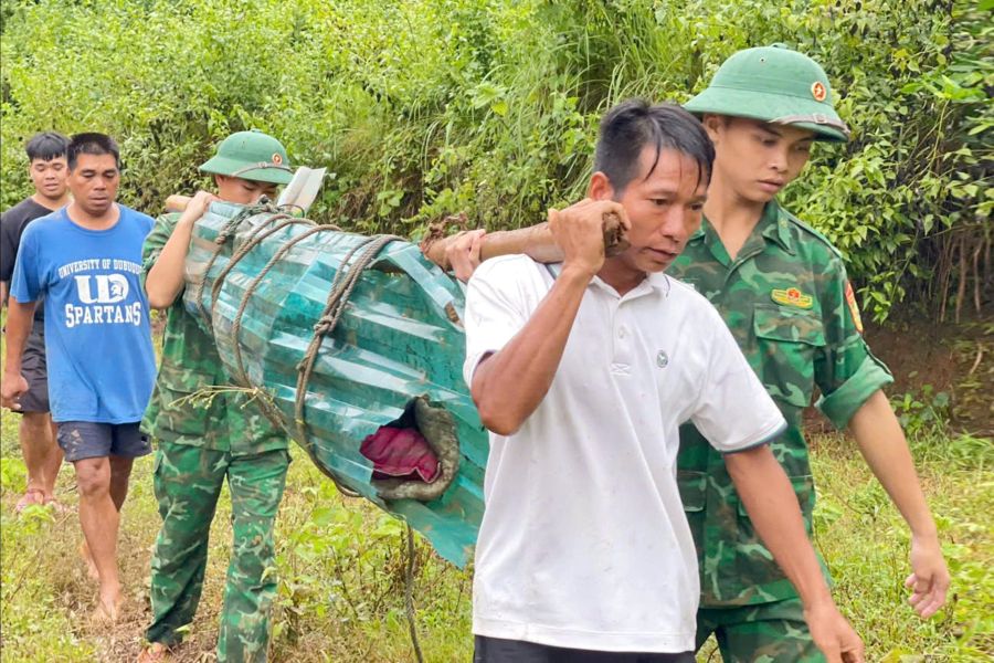 Nguoi dan dua thi the vo chong anh Ch va chi P ve lo hau su sau vu sat lo. Anh: Bien phong Ten Tan