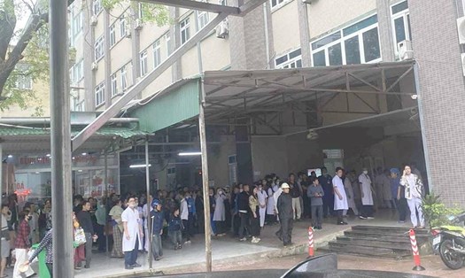 Hiện trường vụ việc người đàn ông dùng hung khí gây thương tích cho nhiều người gây náo loạn Bệnh viện Sản Nhi Nghệ An. Ảnh: Ngọc Anh