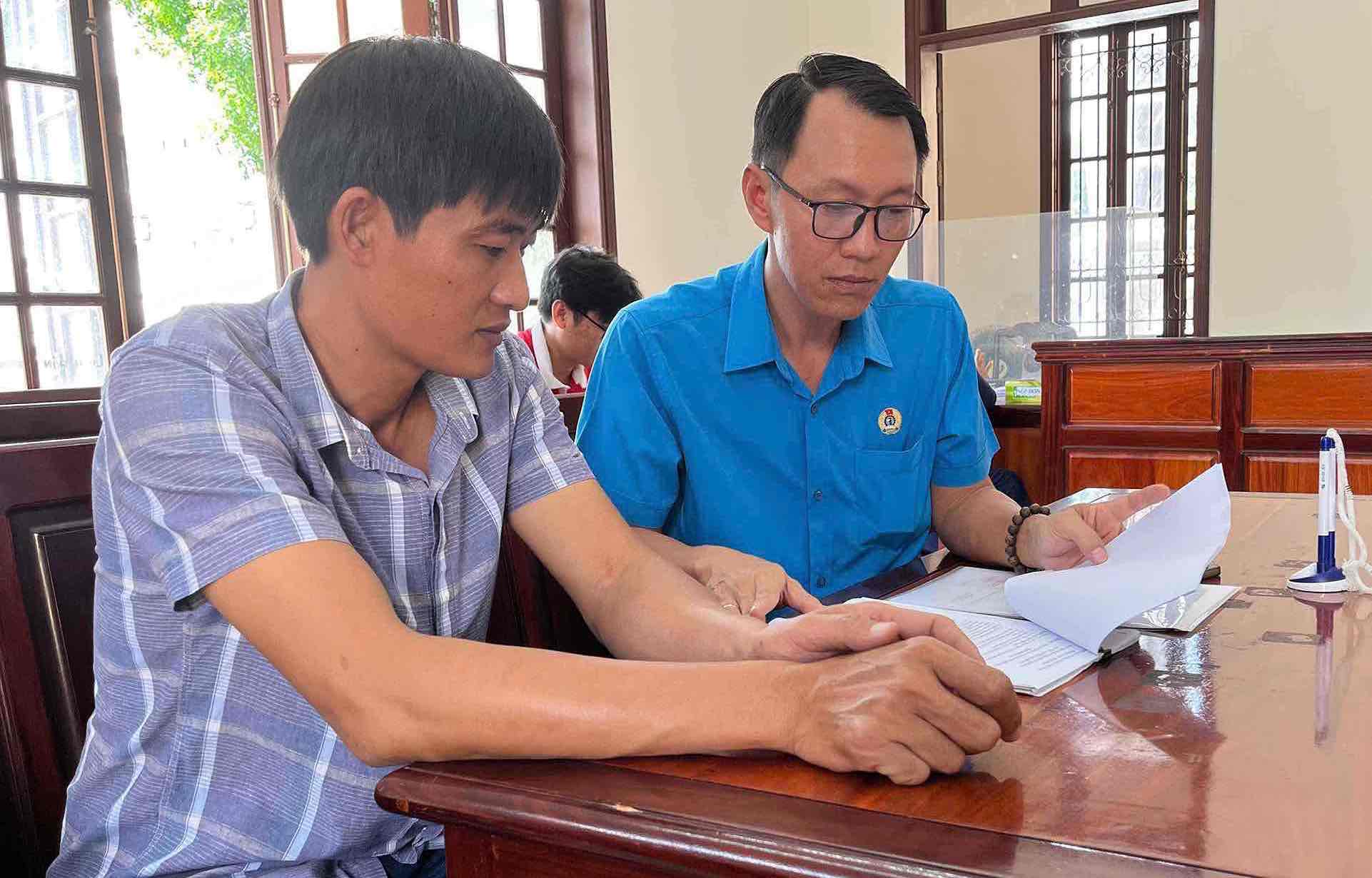 동나이성 노동조합 법률 자문 센터 소장 Vu Ngoc Ha (녹색 셔츠)가 법정에서 노동자의 권익 보호를 위한 법률 지원을 하고 있습니다. 자료 사진: HAC