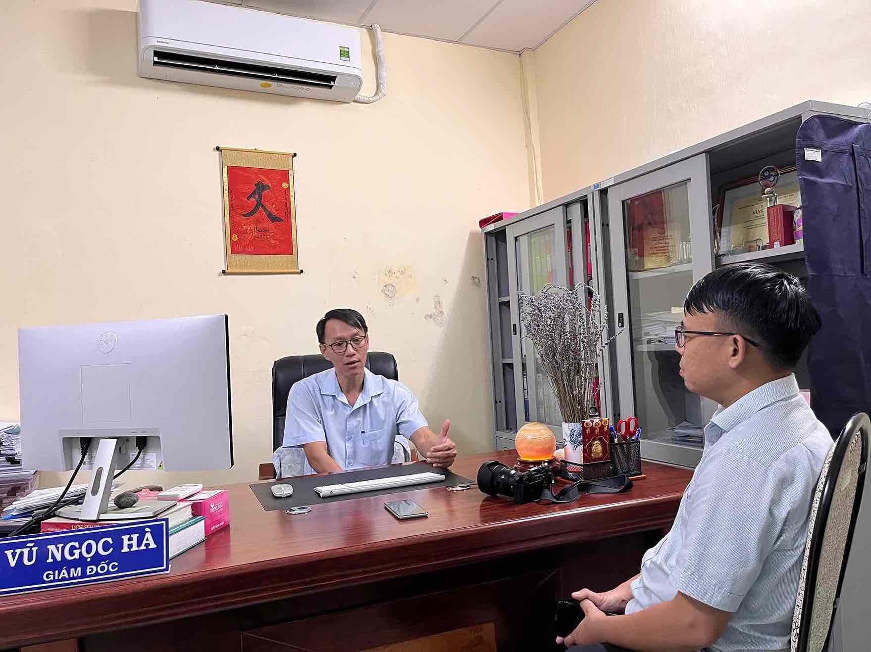 Phong vien bao Lao Dong phong van Giam doc Trung tam tu van phap luat Cong doan - Lien doan lao dong tinh Dong Nai Vu Ngoc Ha. Anh: HAC