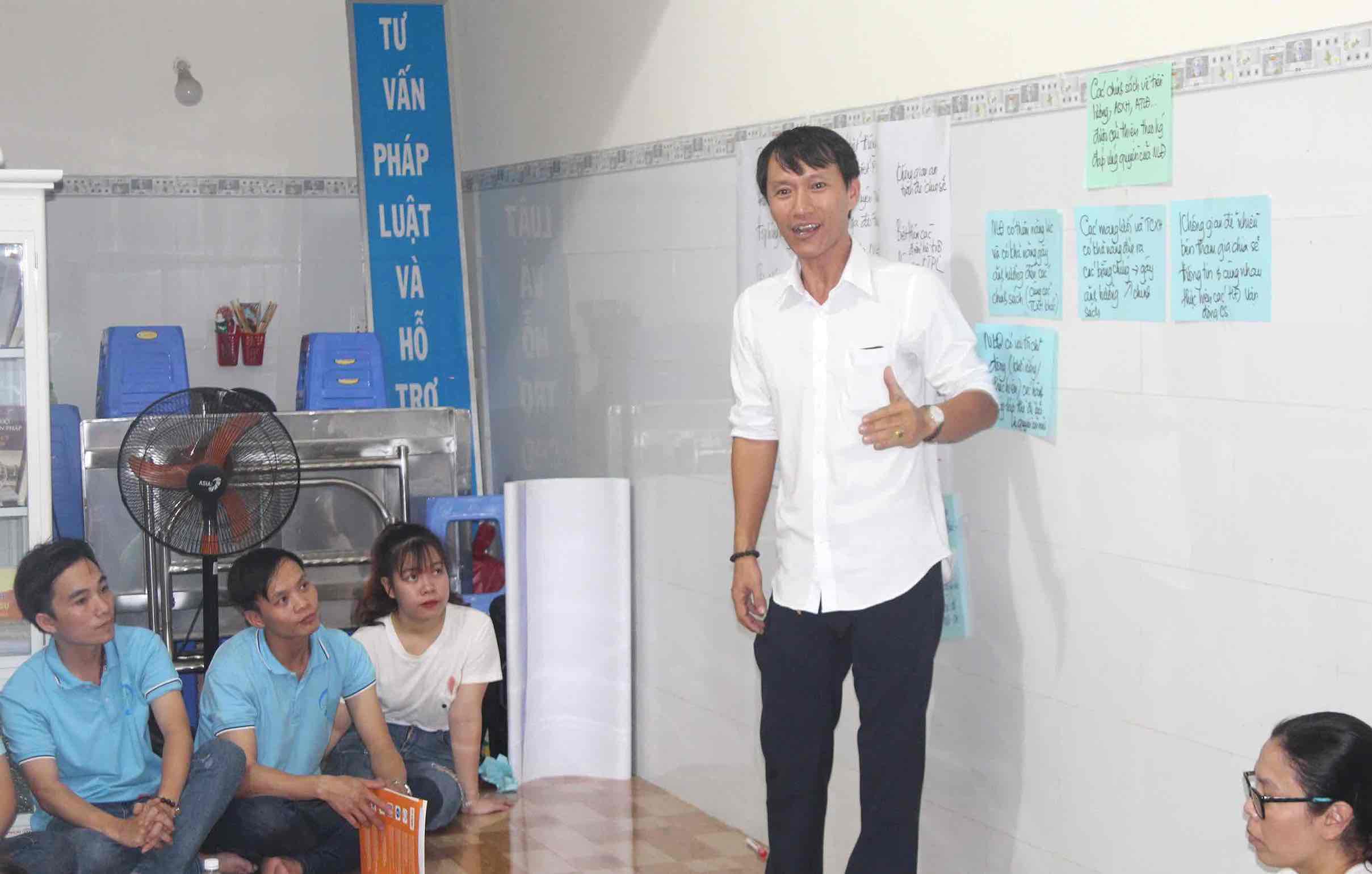 Trung tam tuyen truyen phap luat cho cong nhan nong cot o Dong Nai. Anh tu lieu: HAC