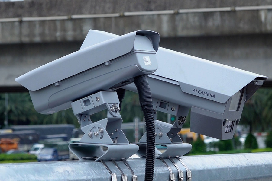 2025年12月から運用開始に向けてハノイ交通警察が設置中のAIカメラのクローズアップ