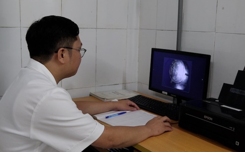 A 9-year-old child swallows a coins, the doctor warns of the risk of airway congestion when a foreign object falls into the lungs.