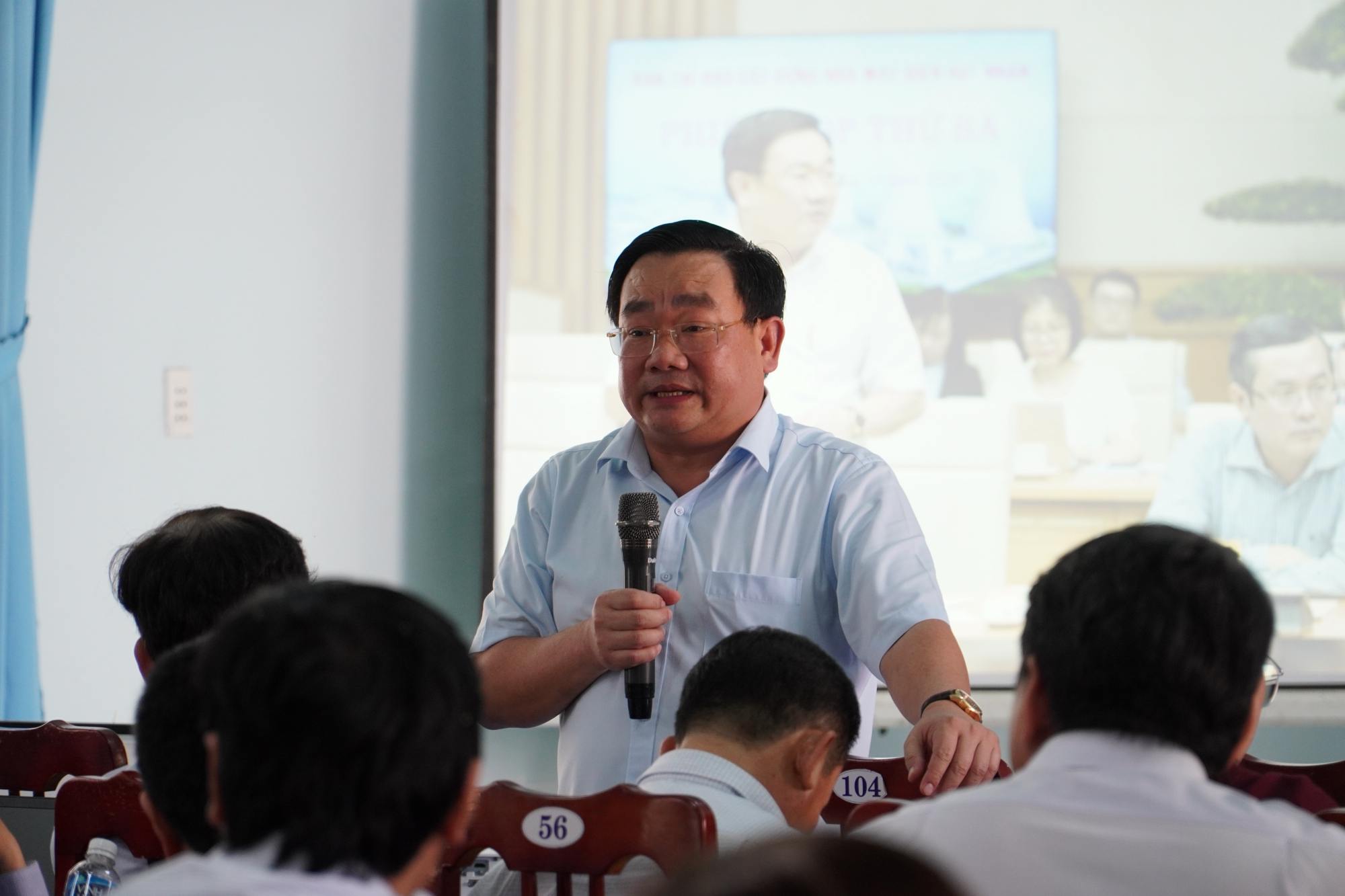 カインホア省人民委員会の副委員長であるチン・ミン・ホアン氏は、第2原子力発電所で移民にサービスを提供するための再定住エリアを建設する場所について人々に共有した。写真: Phuong Linh