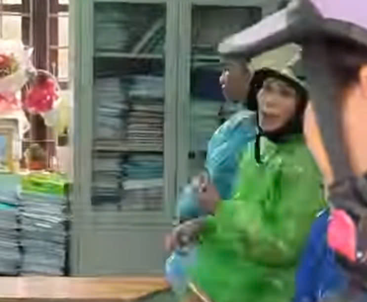 Parents entered the room of Ms. Do Thi Hong Hue - Vice Principal to react when she appeared at the school. Photo: Hai Linh