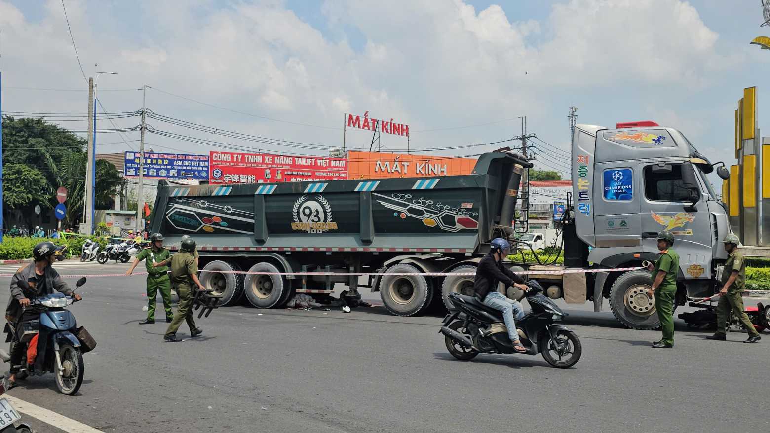 2人が死亡した、トレーラートラックとバイクの事故現場。写真: ディン・チョン