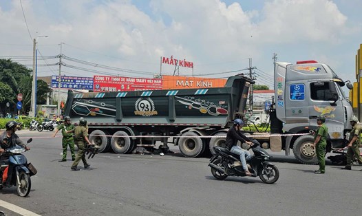 Hiện trường vụ tai nạn giữa xe tải đầu kéo và xe máy khiến 2 người tử vong. Ảnh: Đình Trọng