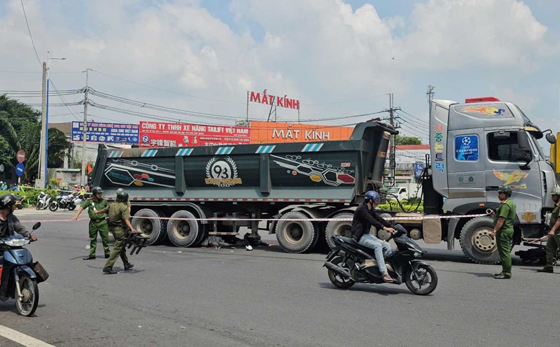 The scene of the accident between a tractor-trailer truck and a motorbike that killed 2 people. Photo: Dinh Trong