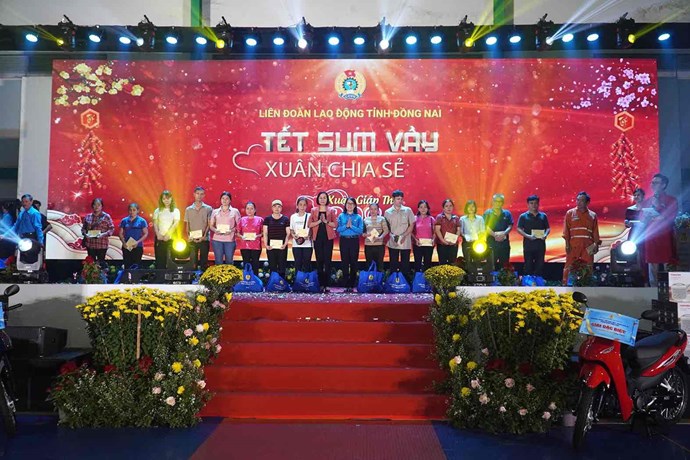 Chuong trinh Tet Sum vay - Xuan chia se” voi nhieu hoat dong thiet thuc cham lo Tet Giap Thin nam 2024 cho doan vien, nguoi lao dong. Anh: HAC