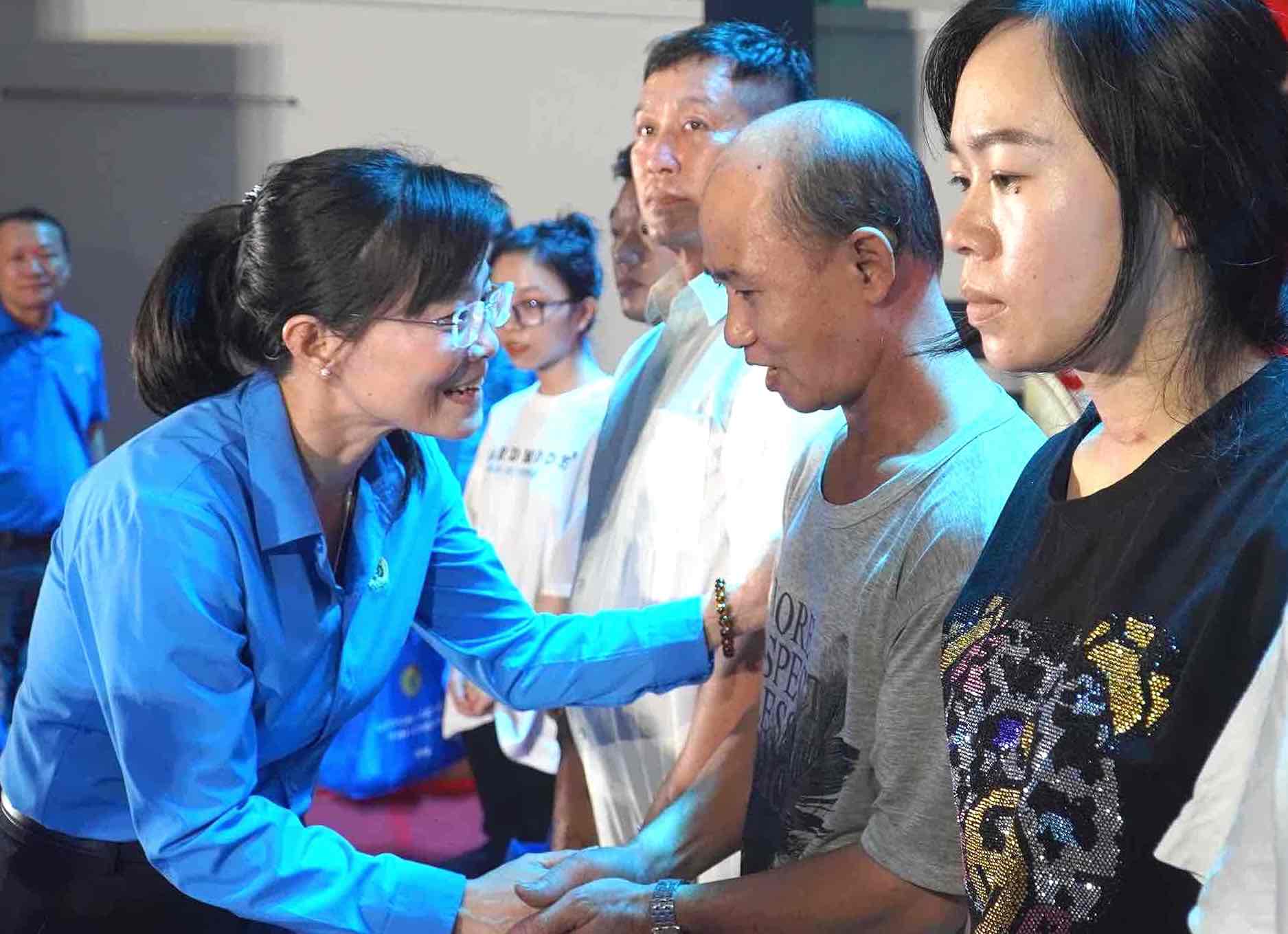 Ms. Bui Thi Bich Thuy - Permanent Vice President of Dong Nai Provincial Federation of Labor presented Tet gifts to union members and workers in difficult circumstances in "Tet Sum Vay - Xuan Chia Chia" in 2024. Photo: HAC