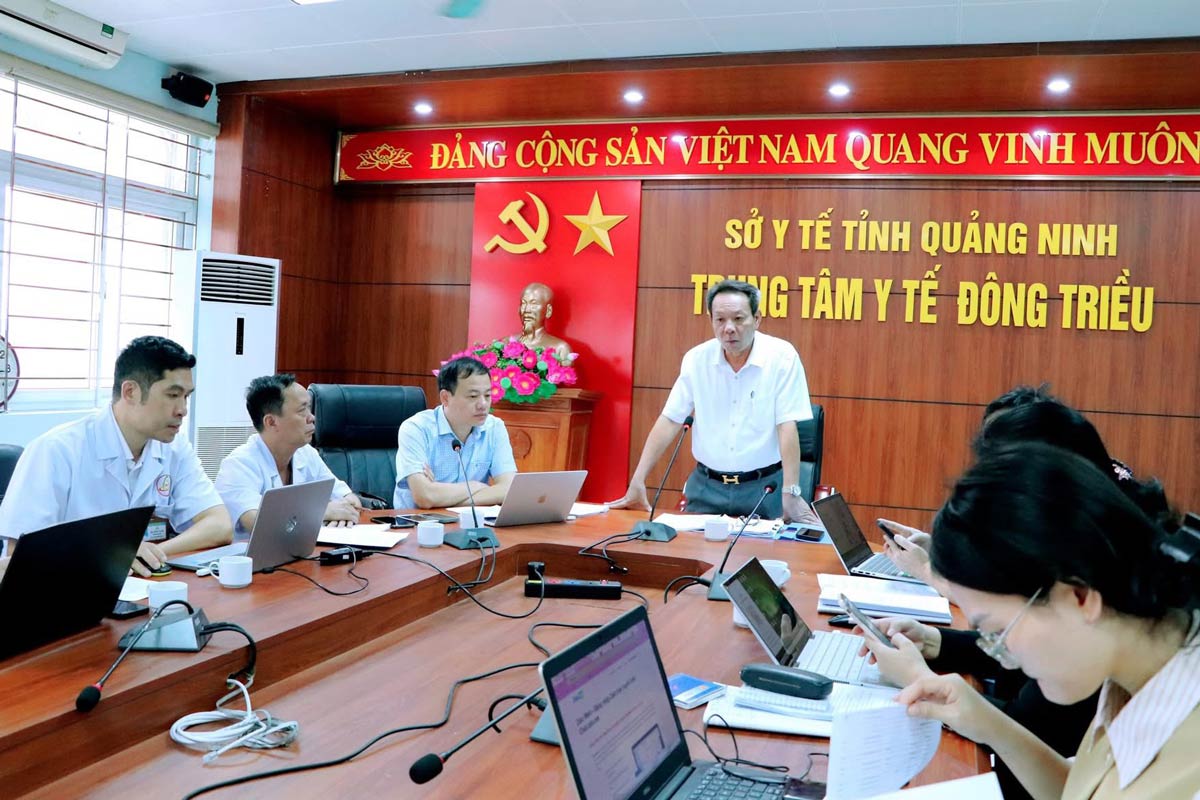 Doan cong tac cua So Y te Quang Ninh tham tra cong tac sap xep to chuc, nhan luc y te tai Trung tam Y te Dong Trieu. Anh: CDC Quang Ninh