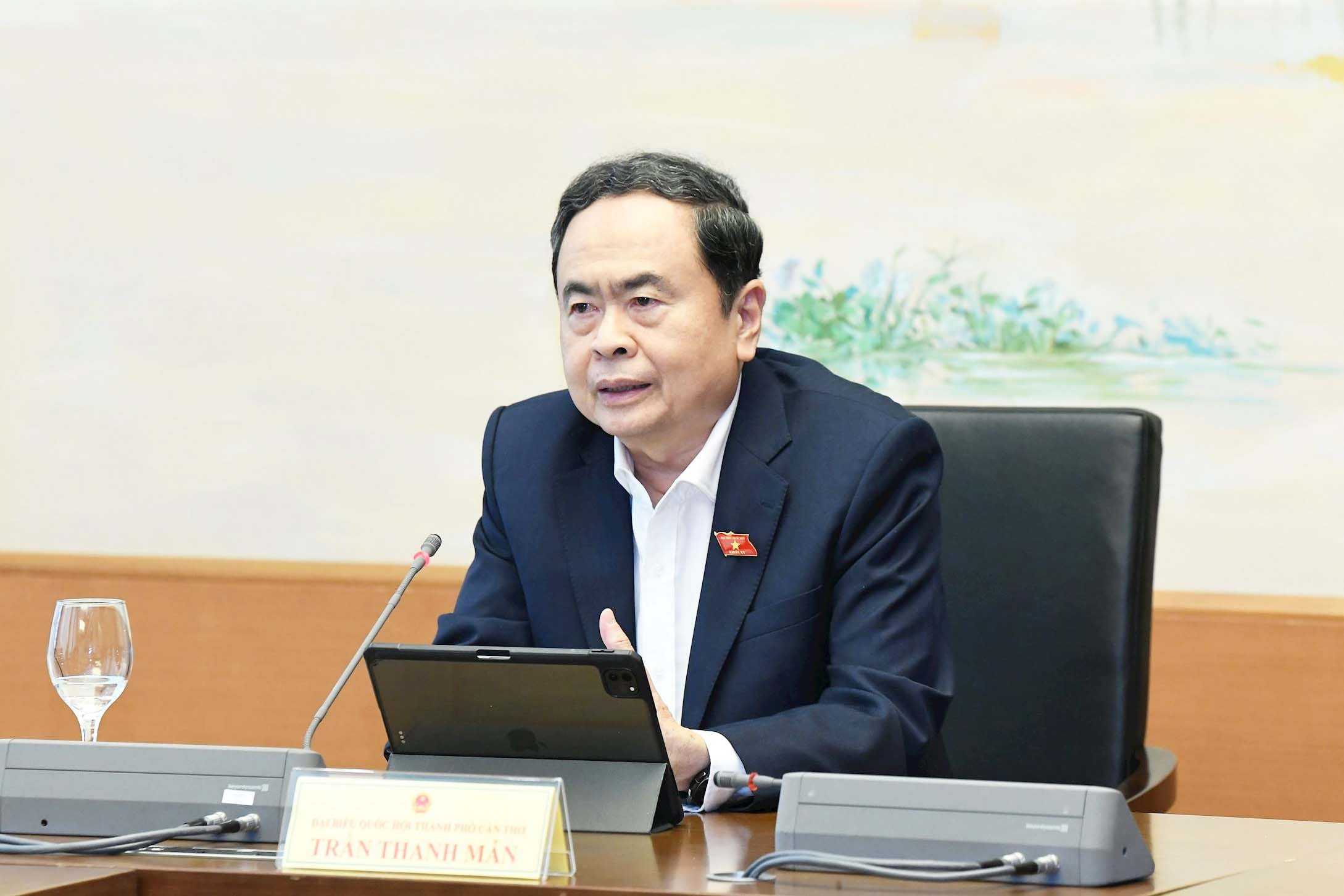 Politburo member and National Assembly Chairman Tran Thanh Man said that it is advisable to regulate the use of AI or Blockchain to verify transaction assets, helping to make asset distribution transparent. Photo: Lam Hien