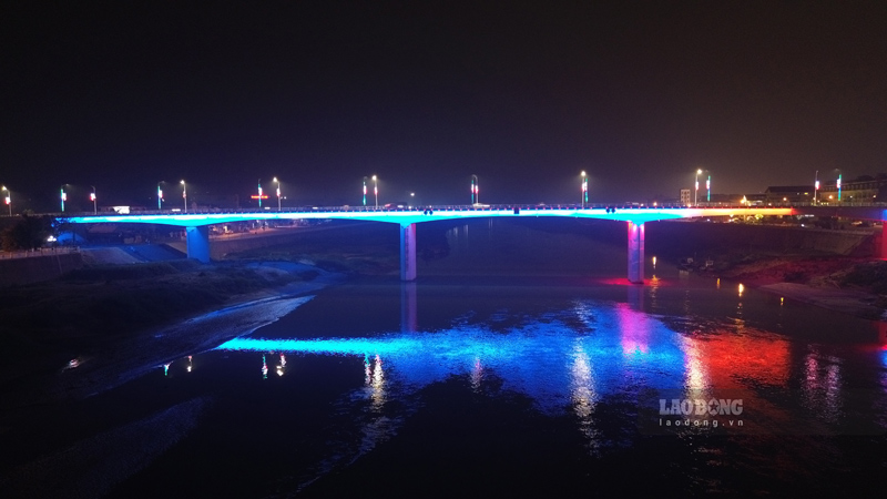 Cau Pho Moi toa sac dep ve dem. Anh: Dinh Dai