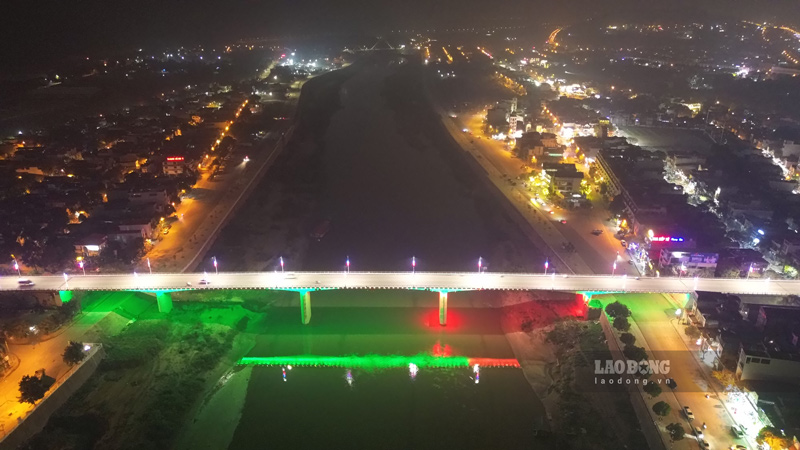 Cau Pho Moi voi man trinh dien anh sang ao dieu khi man dem buong xuong. Anh: Dinh Dai