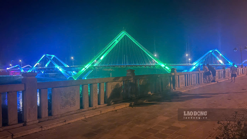 Nguoi dan dao choi quanh cau Phu Thinh, phuong Lao Cai. Anh: Dinh Dai 