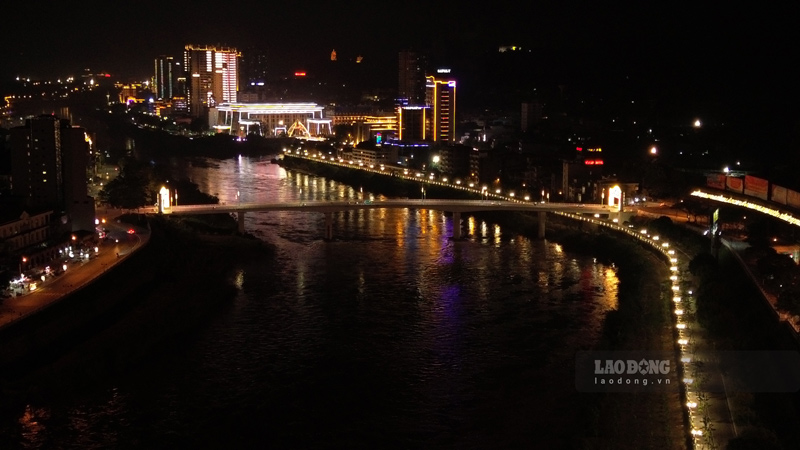 Cau Coc Leu nhin thang sang phia Cua khau Quoc te Lao Cai. Anh: Dinh Dai