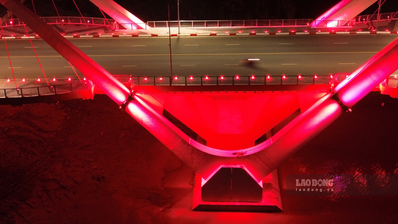 Cau Phu Thinh khoe sac sang moi khi dem ve. Anh: Dinh Dai