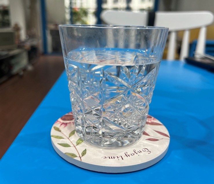 Drinking warm water before bed helps reduce uric acid and increase kidney function. Photo: Kieu Vu.