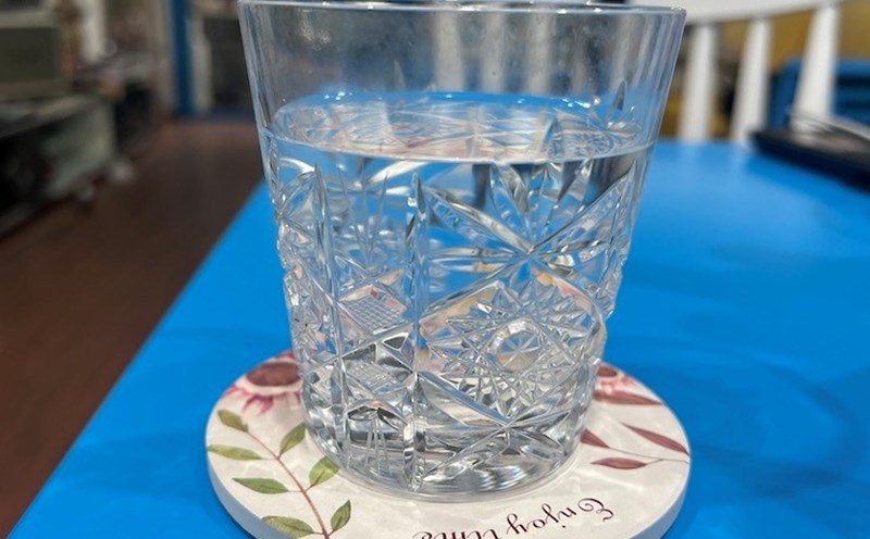 Drinking warm water before bed helps reduce uric acid and increase kidney function. Photo: Kieu Vu.