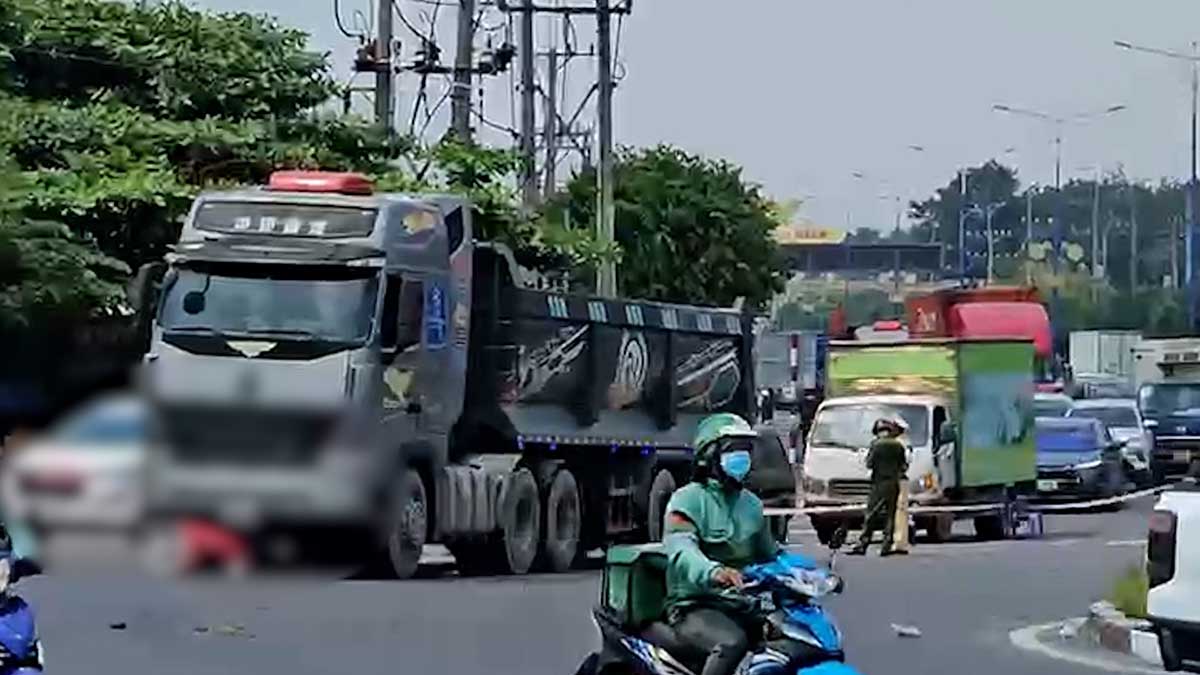 The scene of the accident that killed 2 people under a tractor-trailer in Ho Chi Minh City. Photo: Dinh Trong