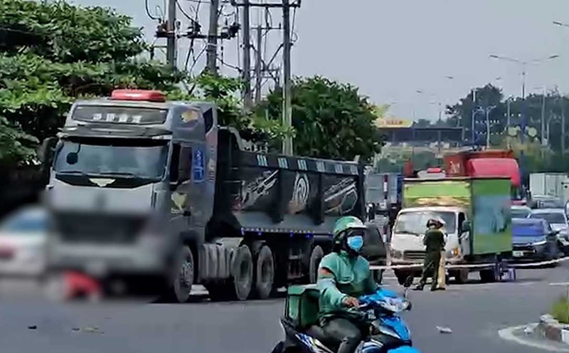 The scene of the accident that killed 2 people under a tractor-trailer in Ho Chi Minh City. Photo: Dinh Trong