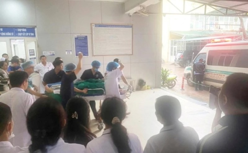Doctors at Nghe An Obstetrics and Pediatrics Hospital urgently rescued the victim who was attacked by the subject with a weapon. Photo: Ngoc Anh