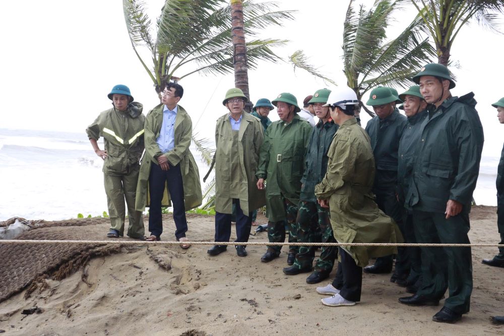 Khu vuc bo bien thuoc khoi pho Tan Thanh, phuong Hoi An Tay bi sat lo dai hon 100m, song danh sau vao bo gan 30m. Anh: BCH quan su TP