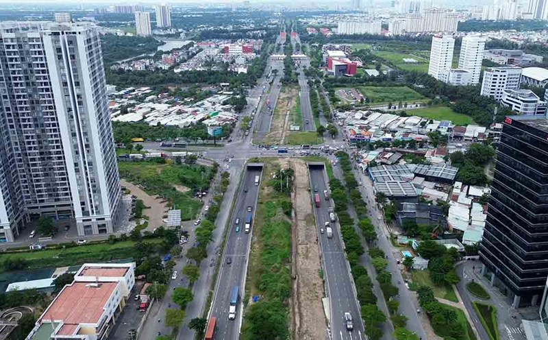 Ho Chi Minh City residents hope to soon have an overpass at Nguyen Van Linh - Nguyen Huu Tho to reduce congestion. Photo: Anh Tu