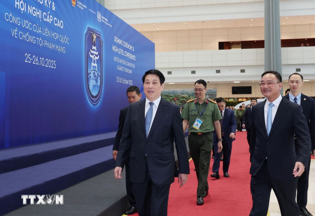 Politburo member and President Luong Cuong inspected the rehearsal of the Hanoi Convention signing ceremony on the morning of October 23. Photo: VNA