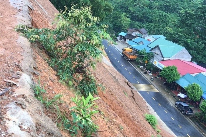 Quoc lo 15A qua huyen Quan Hoa cu luon co nguy co bi chan boi sat lo dat. Anh: Tran Lam