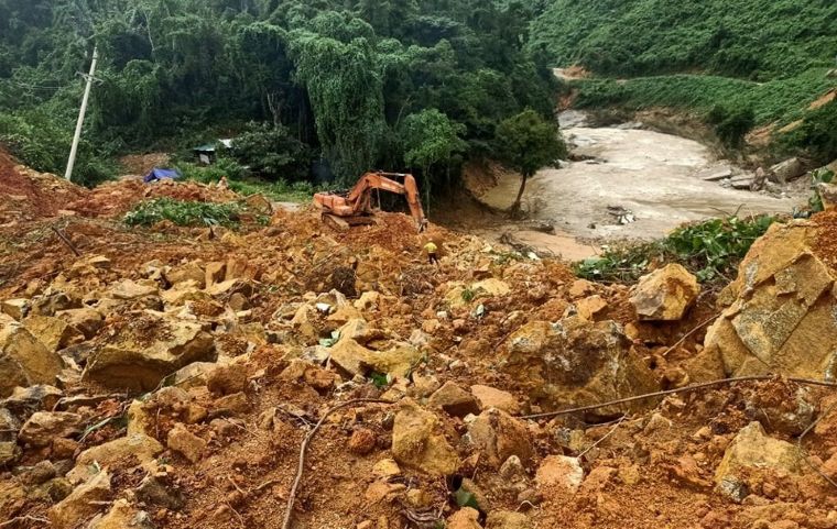 No luc tim kiem nhung cong nhan, nguoi dan bi vui lap o thuy dien Rao Trang 3 nam 2020. Anh: Tran Hong